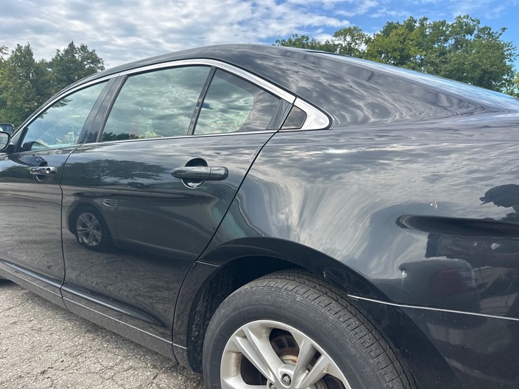 #2645-•-2012-ford-taurus-sedan-image-13