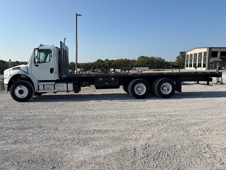 2015-freightliner-m2-106-image-3