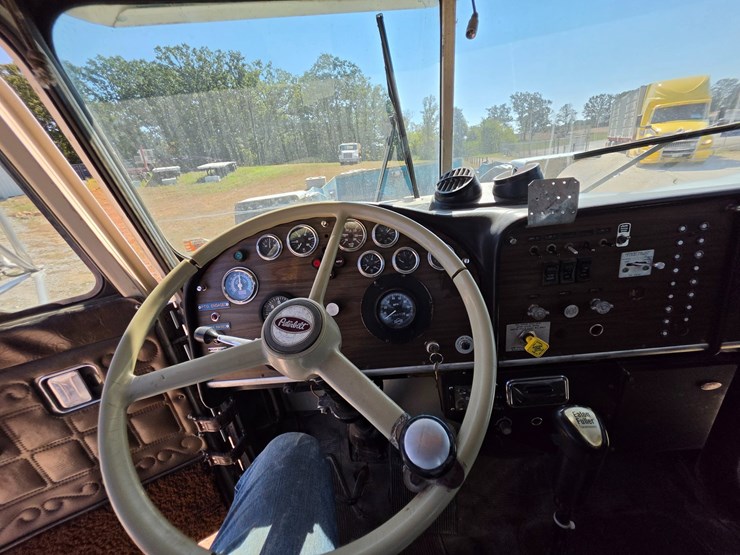 1985-peterbilt-359-image-90