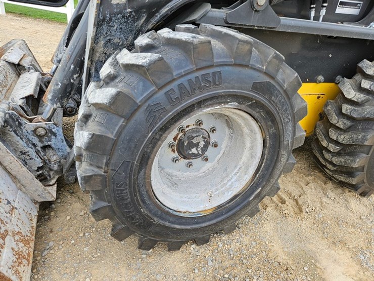 new-holland-l334-image-36