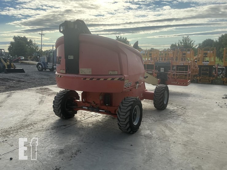2021-jlg-400s-image-4