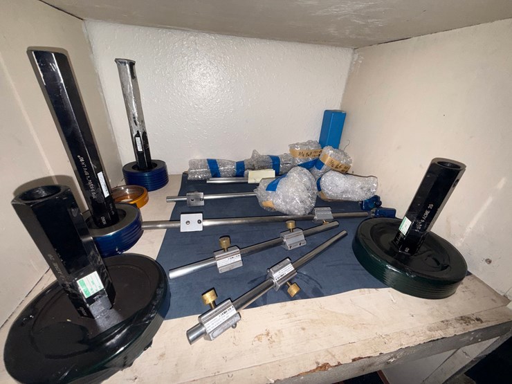 lot-w/-contents-of-gauge-room-including-(50+)-(unused)-in-act-&-non-api-up-to-11”-thread-gauge-&-metal-lockers-image-9
