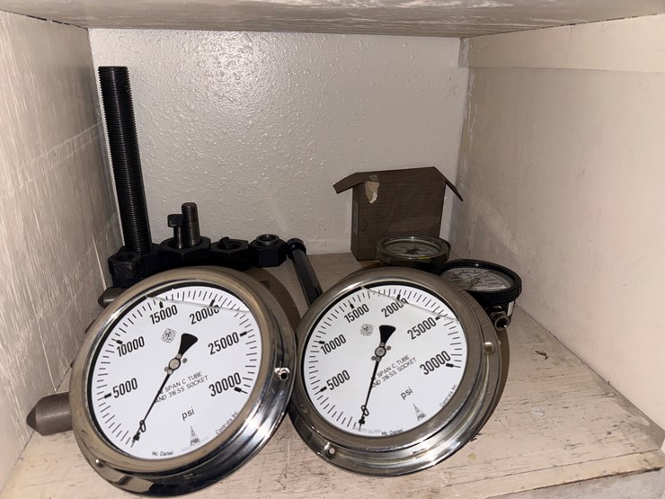 lot-w/-contents-of-gauge-room-including-(50+)-(unused)-in-act-&-non-api-up-to-11”-thread-gauge-&-metal-lockers-image-16