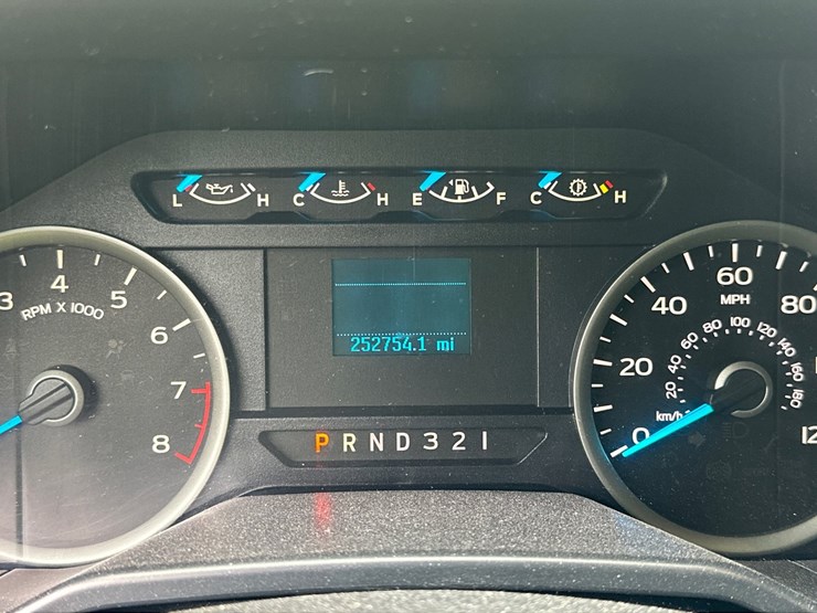 2015-ford-f150-xlt-image-30
