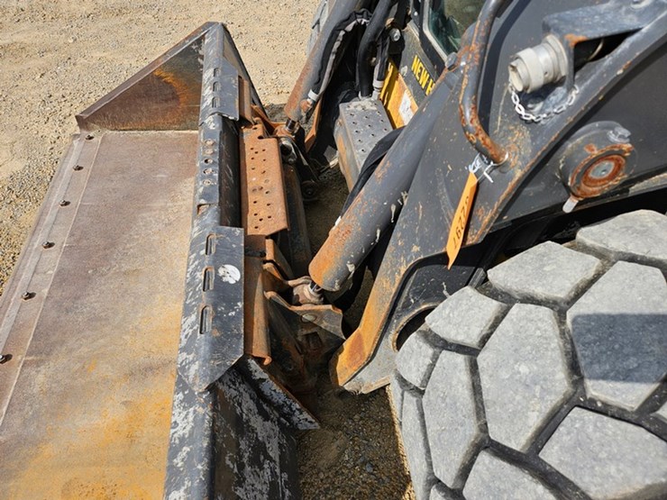 new-holland-l334-image-10