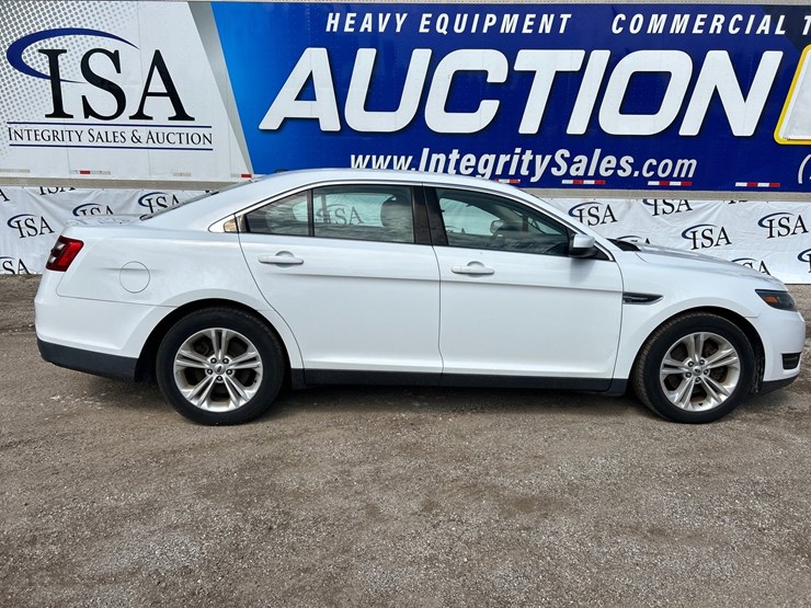#2643-•-2015-ford-taurus-sedan-image-6