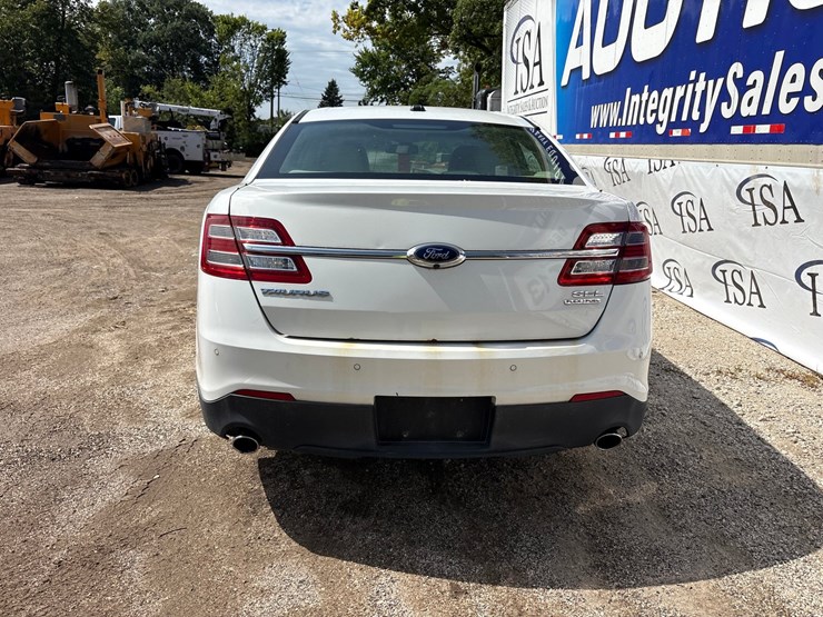 #2643-•-2015-ford-taurus-sedan-image-4