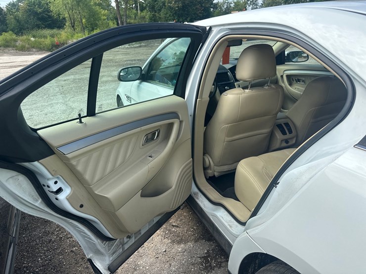 #2643-•-2015-ford-taurus-sedan-image-21