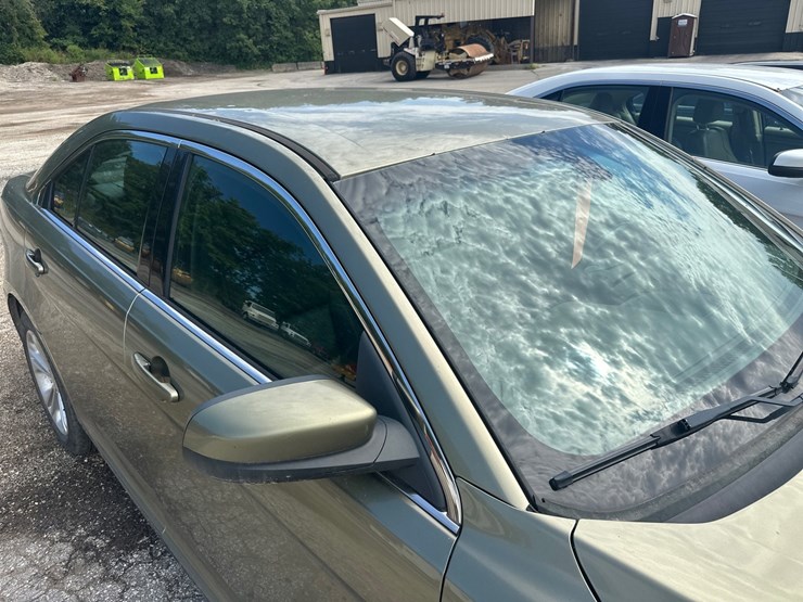 #2644-•-2013-ford-taurus-sedan-image-16