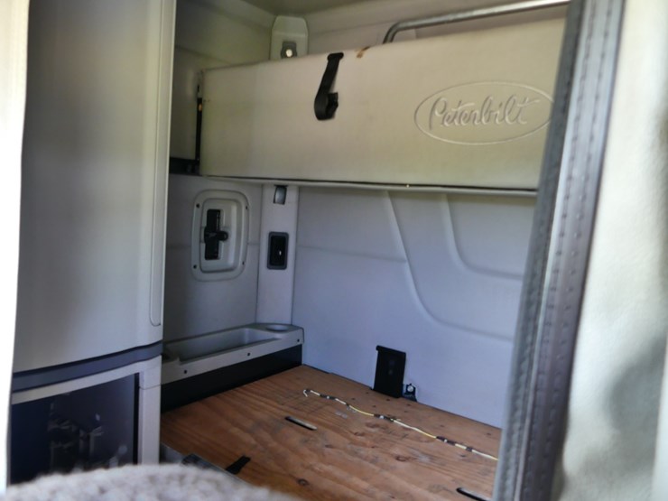 2018-peterbilt-579-image-13