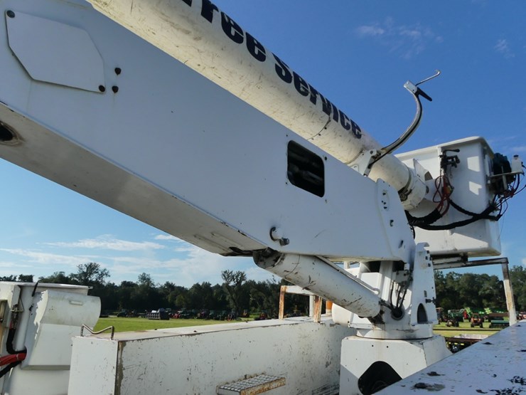 2006-chevrolet-c7500-bucket-truck-image-11