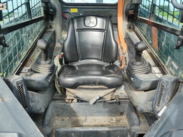 2017-deere-331g-image-12