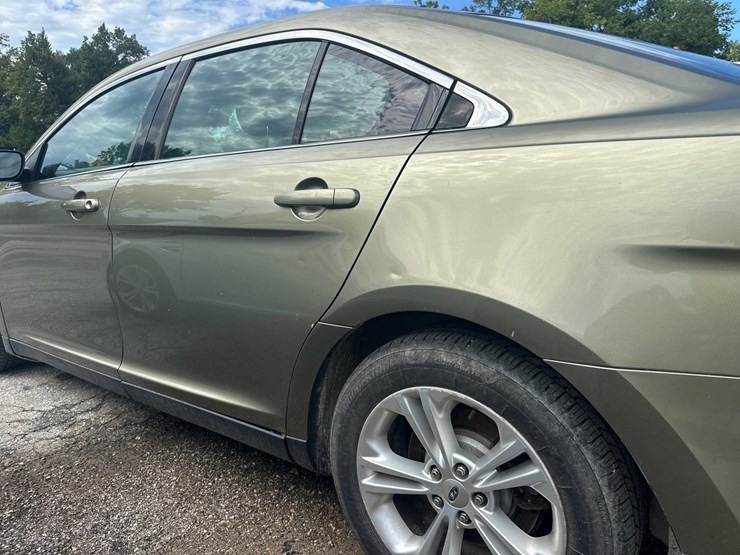 #2644-•-2013-ford-taurus-sedan-image-11