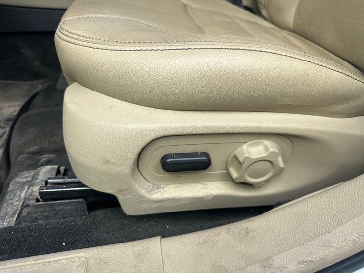 #2643-•-2015-ford-taurus-sedan-image-27