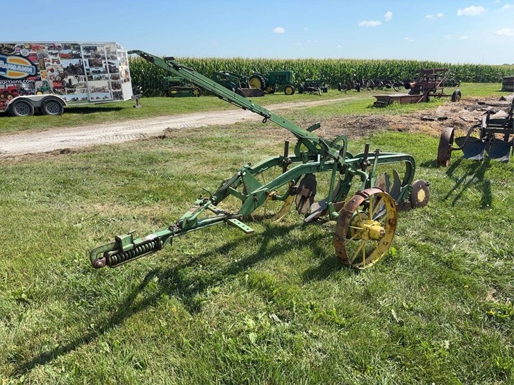 john-deere-12-image-1