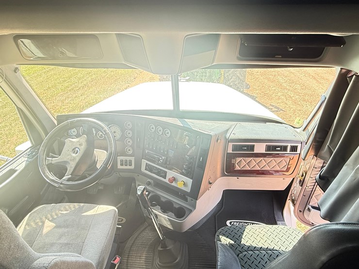 2018-freightliner-122sd-semi-image-34