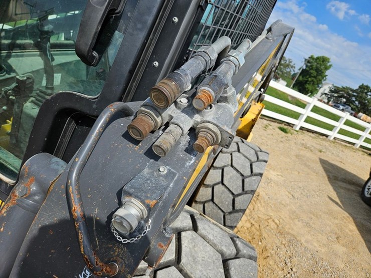 new-holland-l334-image-11