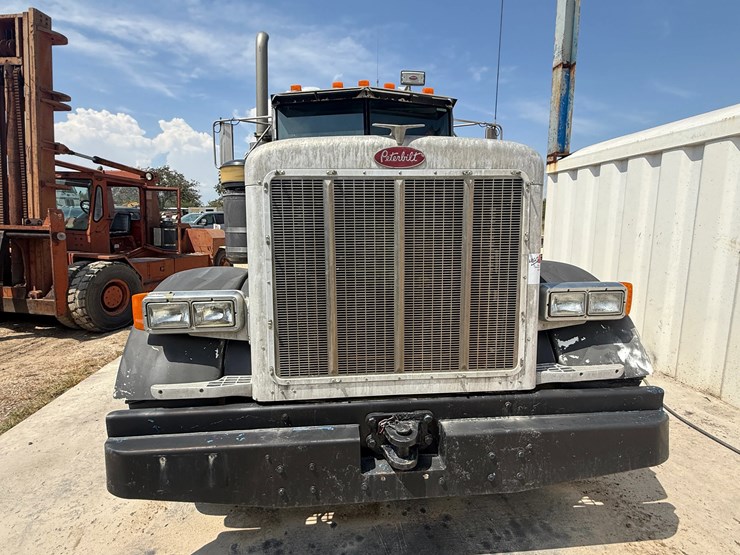 2002-peterbilt-379-image-11