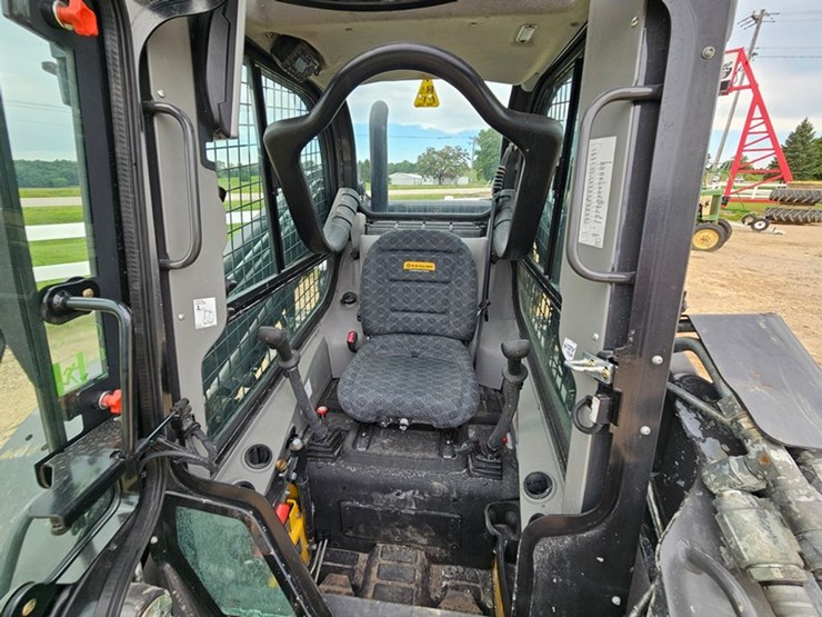 new-holland-l334-image-16