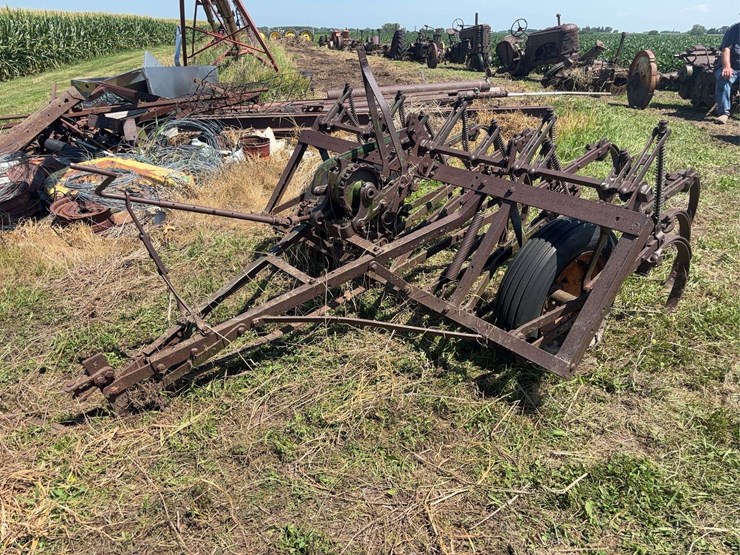 john-deere-13-shank-field-cultivator-image-1