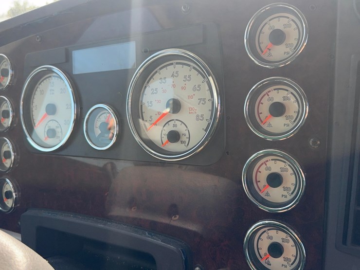 2018-freightliner-122sd-semi-image-33
