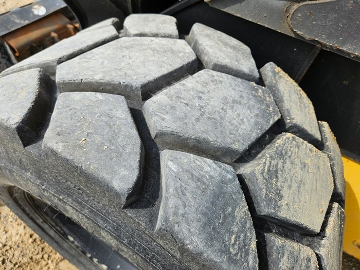 new-holland-l334-image-34