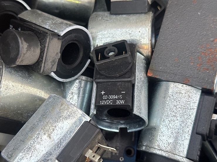 #2708-•-misc-eaton-parts-and-plugs-image-6