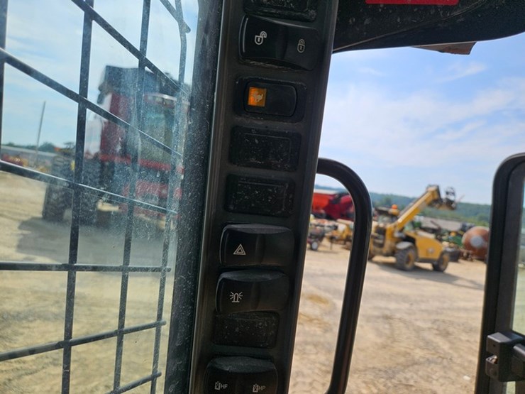 new-holland-l334-image-22