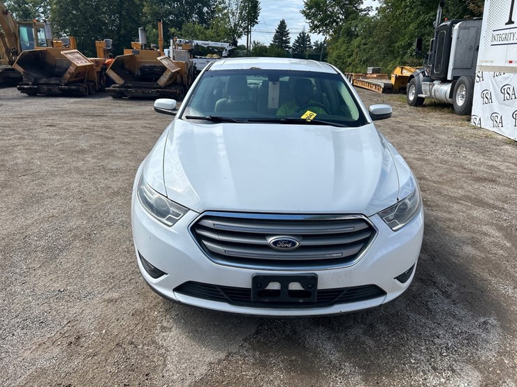 #2643-•-2015-ford-taurus-sedan-image-8