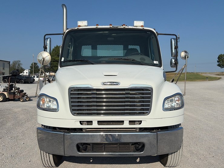 2015-freightliner-m2-106-image-11