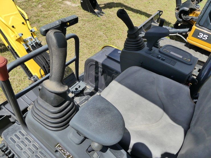 2023-new-holland-e17c-image-13