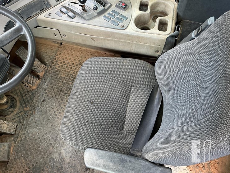 2012-volvo-a25f-image-9