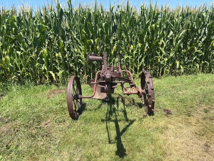 allis-chalmers-16”-one-bottom-pull-type-moldboard-plow-image-2