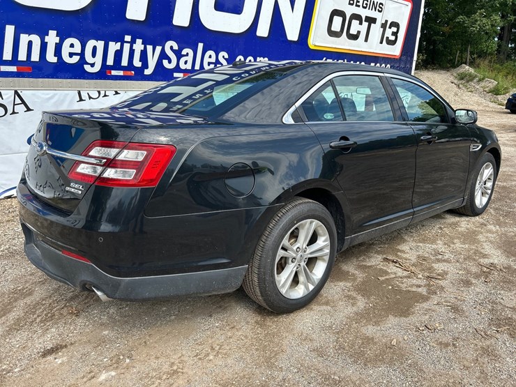 #2645-•-2012-ford-taurus-sedan-image-5