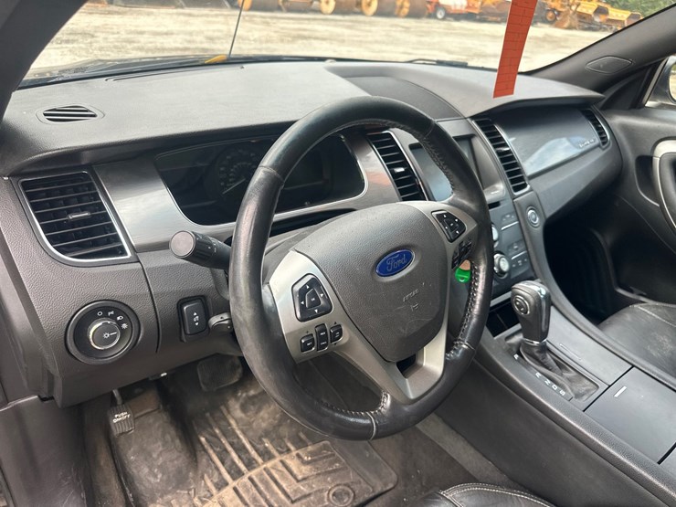 #2645-•-2012-ford-taurus-sedan-image-26