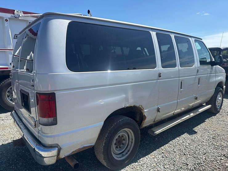 2010-ford-e350-image-19