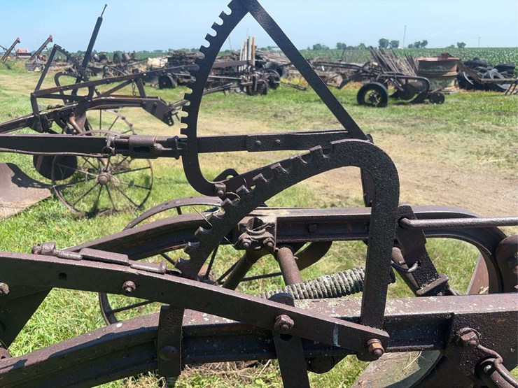 allis-chalmers-14”-two-bottom-pull-type-moldboard-plow-image-17