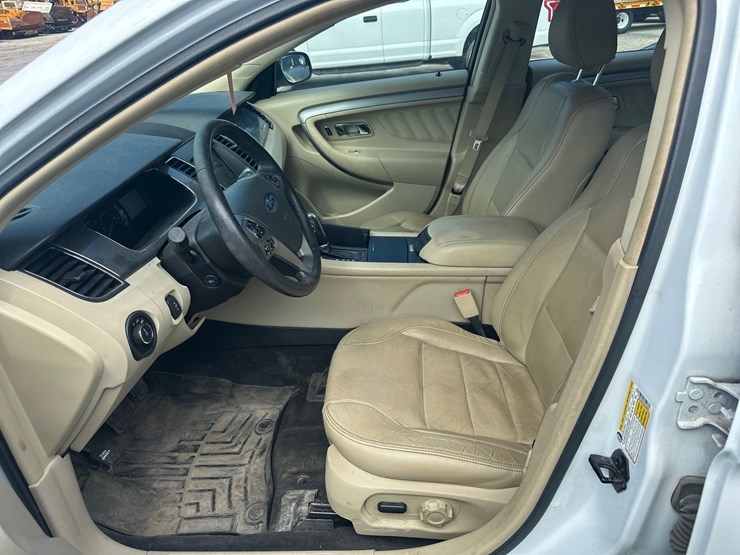 #2643-•-2015-ford-taurus-sedan-image-24