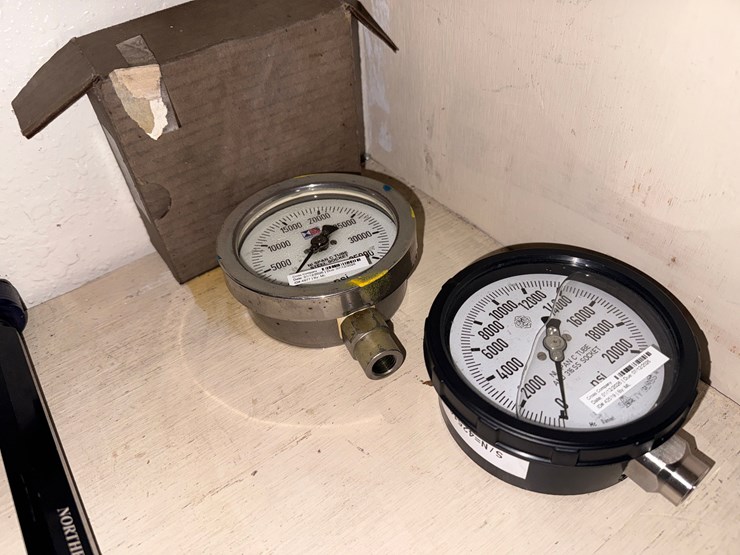 lot-w/-contents-of-gauge-room-including-(50+)-(unused)-in-act-&-non-api-up-to-11”-thread-gauge-&-metal-lockers-image-17
