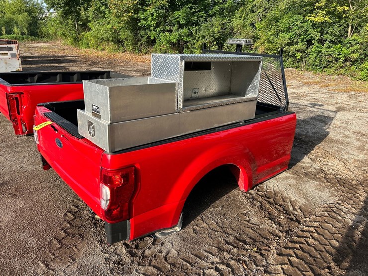 #2789-•-ford-8'-truck-bed-w/-toolboxes-and-headache-rack-image-3