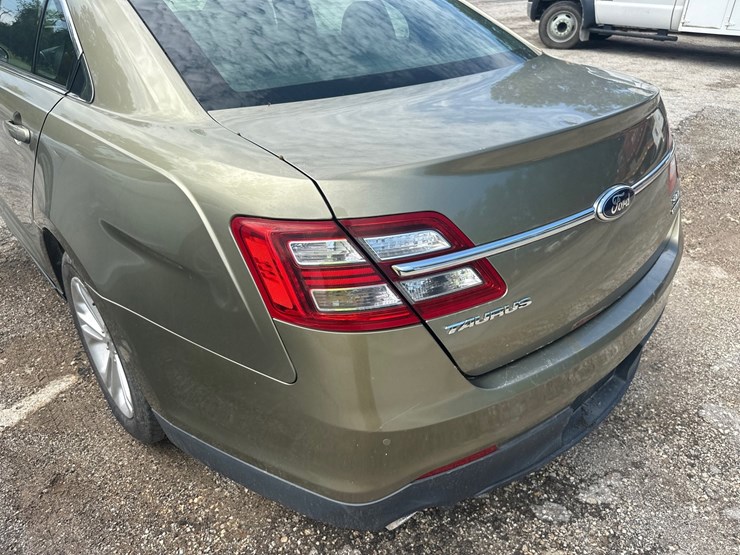 #2644-•-2013-ford-taurus-sedan-image-12