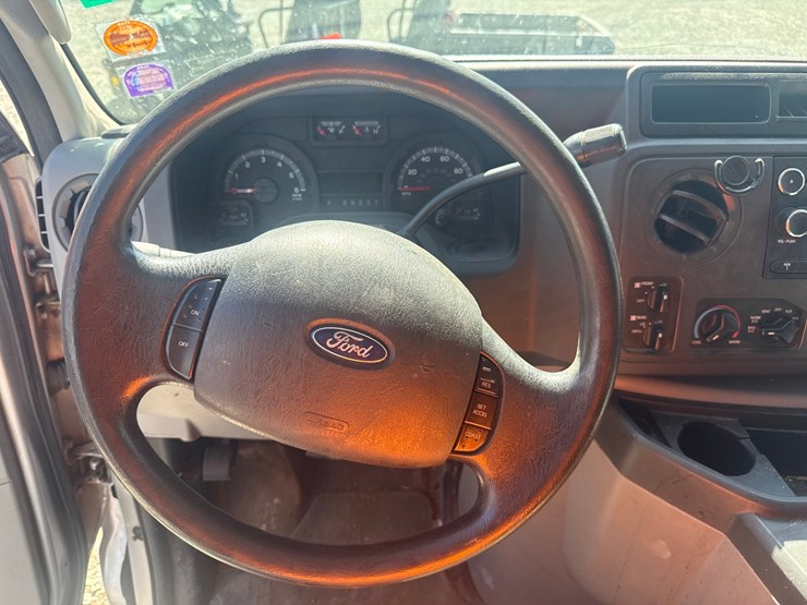 2010-ford-e350-image-42