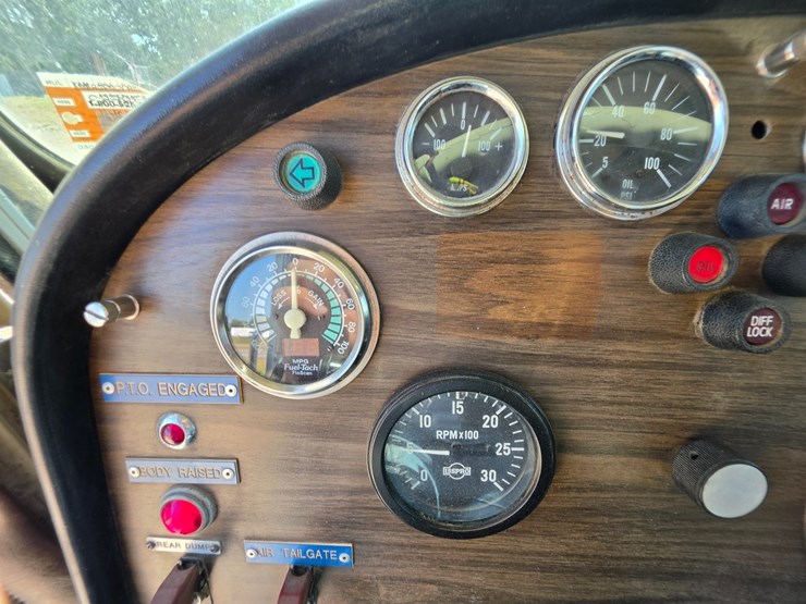 1985-peterbilt-359-image-94