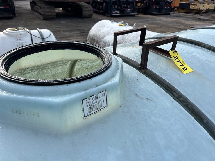 #2772-•-approx-1625-gallon-poly-tank-image-7