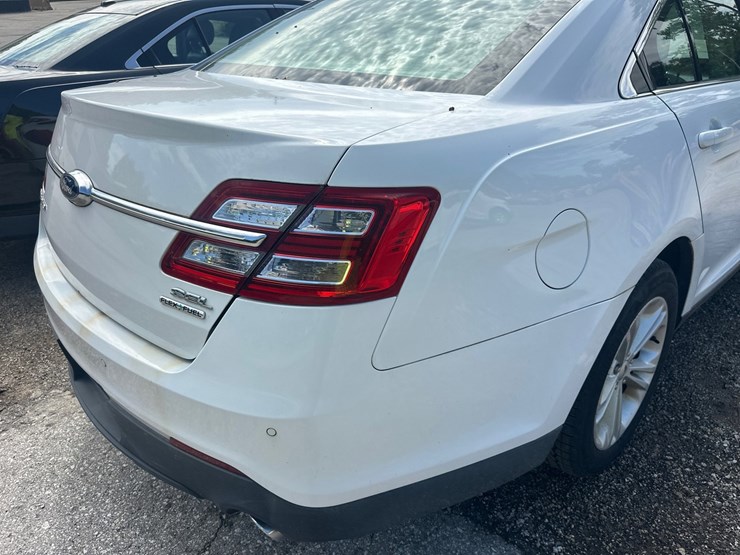 #2643-•-2015-ford-taurus-sedan-image-15