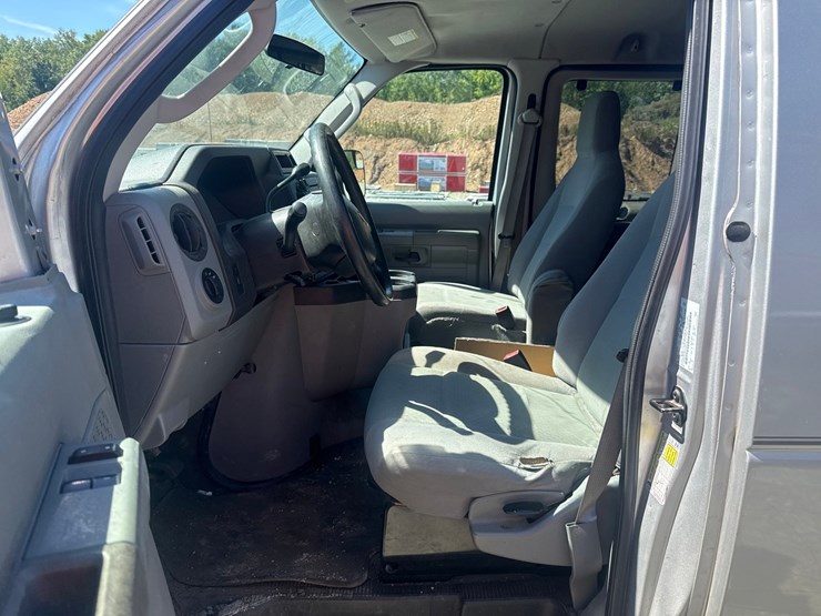 2010-ford-e350-image-37