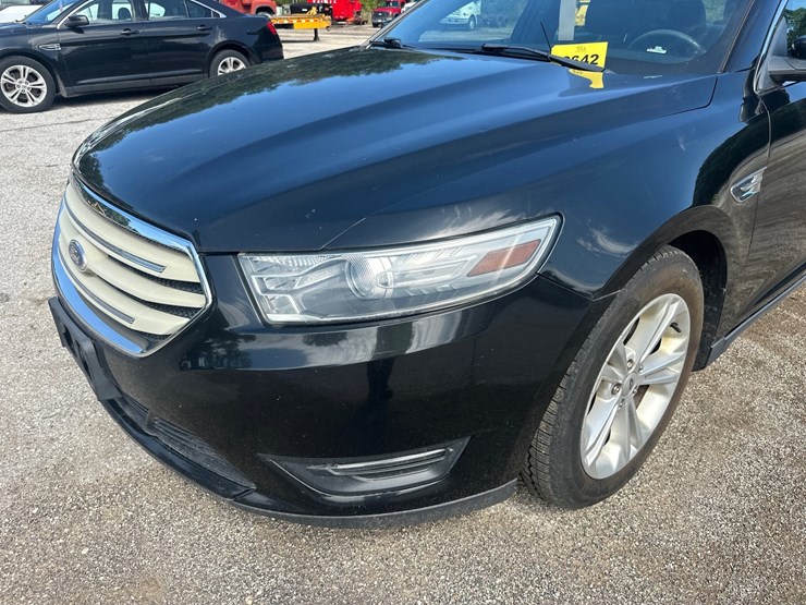#2642-•-2013-ford-taurus-sedan-image-8