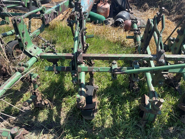 john-deere-front-mounted-cultivator-image-13