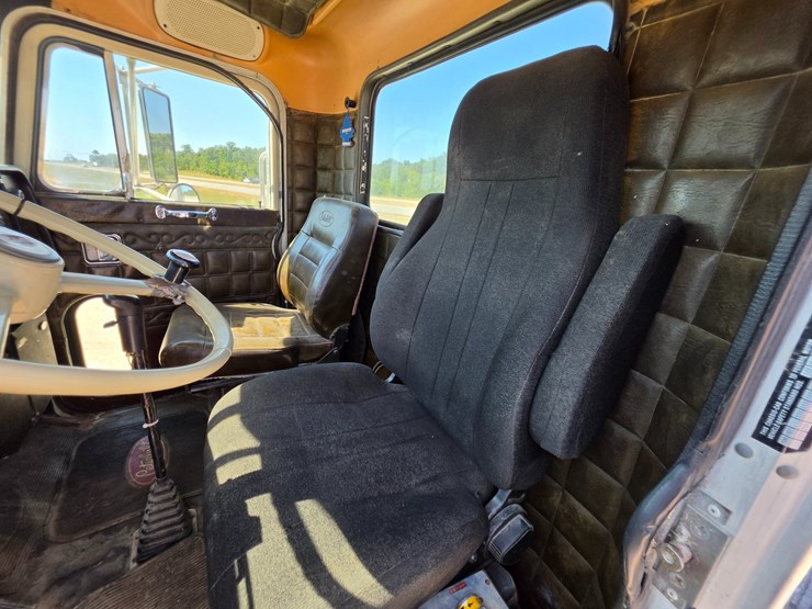 1985-peterbilt-359-image-87