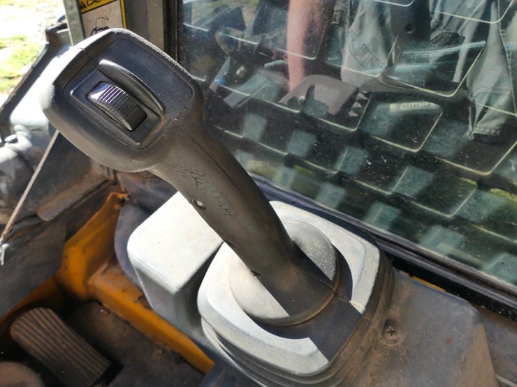2017-deere-317g-image-15